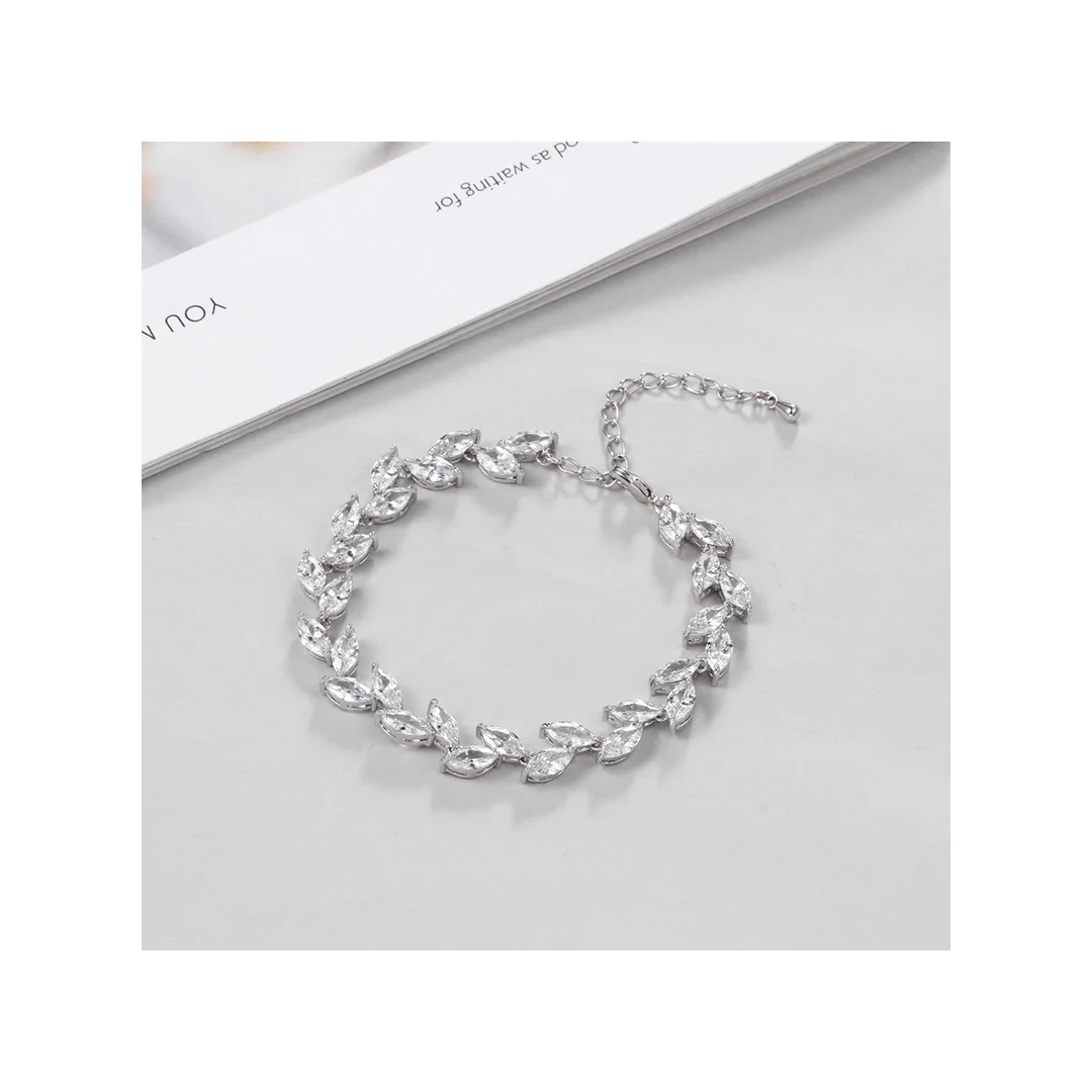 Kristallarmband mit Blattmotiv für Brautlooks – Trageansicht